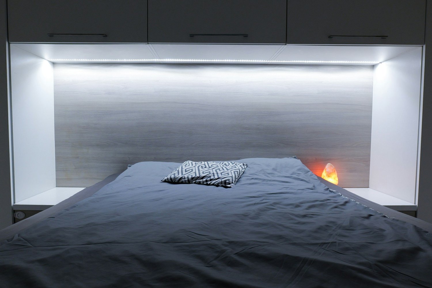 Warm feature lighting in a master suite